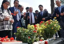 Şehit Aybüke öğretmen, kabri başında anıldı