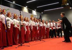 'İzmir Marşı'nı okuyan Ukraynalılar ayakta alkışlandı