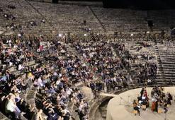 1800 yıllık antik tiyatroda, filarmoni orkestrasından konser