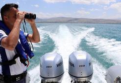 Van'ın deniz polisleri, inci kefalini korurken göçmen kaçakçılarına da göz açtırmıyor