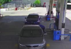 Akaryakıt istasyonunda 2 araç arasında kalan görevli yaralandı