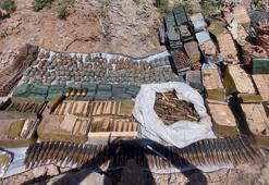 MSB: Pençe-Kilit bölgesinde mağarada çok sayıda silah ve mühimmat ele geçirildi