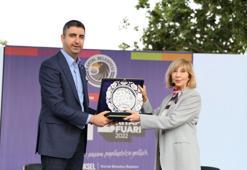 Kartal Kitap Fuarı’nda yazar Ayşe Kulin’e ‘onur ve emek ödülü’ verildi