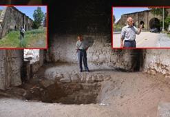 158 yıllık Kavakkapı'da defineciler 2 metrelik kuyu kazdı