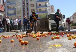 'Kaldırım işgali' uyarısına kızdı, sebze- meyveleri yola döktü