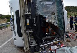 Korkuteli'de tur midibüsü devrildi: 1 ölü, 23 yaralı