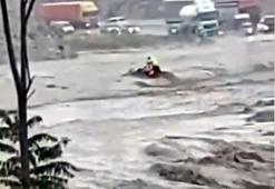 Ankara'da yollar göle döndü, iş yerlerini su bastı; motosiklet sürücüsünün zor anları kamerada