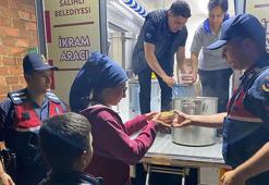 Salihli'de sağanak ve dolu; mevsimlik işçiler düğün salonuna yerleştirildi