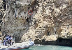 Deniz polisi ve itfaiye, falezlerde mahsur kalan kedi için seferber oldu