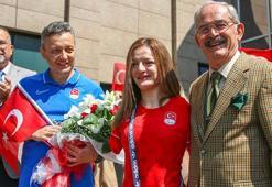 Dünya şampiyonu Sümeyye Boyacı'ya Eskişehir'de coşkulu karşılama