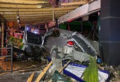 Otomobil şarküteriye daldı; sürücü ve arkadaşı öldü