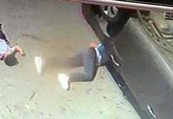 Motosikletteki baba-oğul, otomobilin altında kalmaktan kıl payı kurtuldu