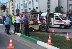 Forkliftin ezdiği anne öldü, oğlu yaralandı
