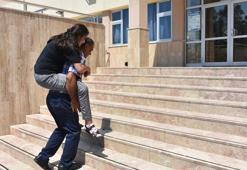 Otizmli kızını her gün sırtında sınıfına taşıdı