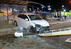 Kadıköy'de makas atan sürücünün çarptığı otomobil durağa daldı: 1'i ağır, 5 yaralı