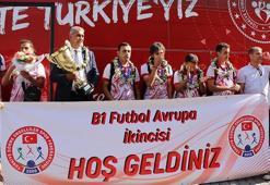 Sesi Görenler Milli Futbol Takımı'na Ankara'da coşkulu karşılama