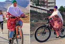 Yöresel kıyafetle sürdüğü bisiklet fotoğrafıyla ödül aldı