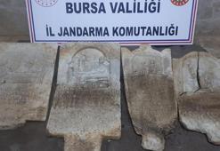 Tarihi mezar taşlarını satmak isterken yakalandı