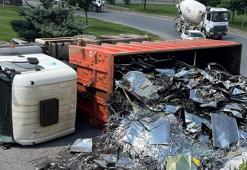 Avcılar'da hurda metal yüklü damperli kamyon devrildi