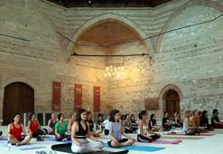 Dünya Yoga Günü'nde, 4 asırlık kervansarayda yoga etkinliği yapıldı