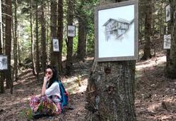 Yayla evlerini resmetti, ormanda sergiledi