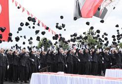 Sivas'ta polis adayları mezun oldu, kep fırlattı