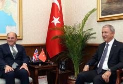 Bakan Akar, İngiliz mevkidaşı Wallace ile bir araya geldi