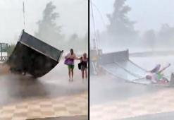 Rüzgarda savrulan otel sundurması, Alman çifte çarptı; o anlar kamerada