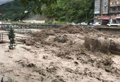 İnebolu'da çay taştı, köprüler çöktü; 'Üst katlara çıkın' uyarısı yapıldı