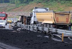 Zonguldak'ta toz kömür yüklü TIR devrildi, yol ulaşıma kapandı