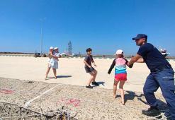 Saros'ta sürüklenen teknedeki 8 kişi, radarla belirlenip kurtarıldı