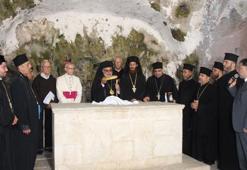 Dünyanın ilk mağara kilisesi St. Pierre'de ayin