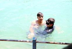 Dalgıç polis sulama kanalında yüzen genci kıyıya çıkarıp, uyarıda bulundu