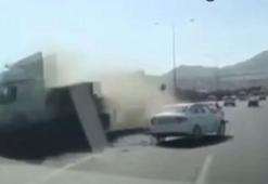 Karşı şeride geçen TIR'ın altında kalmaktan son anda kurtuldu