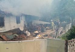 Yanan evlerinden eşyalarını kurtarmaya çalışan yaşlı çift yaralandı