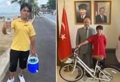 Su satıp gelirini Mehmetçik Vakfı’na veren Alperen, valinin hediye ettiği bisikleti de bağışlayacak