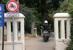Yasak dinlemeyen motokuryeler mezarlıktaki yaya yolunu kullanıyor