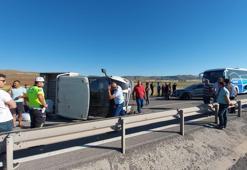 Devrilen kamyonet Sivas- Kayseri karayolunu 1 saat ulaşıma kapattı