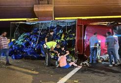 Pendik'te üzüm yüklü kamyon devrildi: 2 yaralı