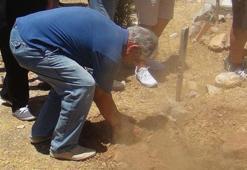 Cenazede, öldürülen oğlunun mezarına elleriyle toprak attı