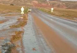 Nallıhan'da etkili olan sağanak sele neden oldu; karayolu ulaşıma kapandı