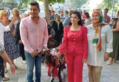 Altın takıp meyvelerle süslediği kurbanlık koçu, davul zurnayla nişanlısına götürdü