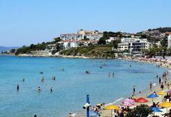 Kuşadası'nda arife gününde plajlar doldu
