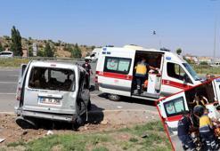 Diyaliz hastalarını taşıyan minibüs ile hafif ticari araç araç çarpıştı: 8 yaralı