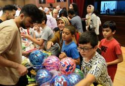 Topladığı atıkları satıp, yardım yapan dernekten 1000 çocuğa oyuncak