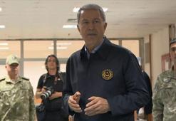 Bakan Akar, Dağlıca'da Mehmetçik ile bayramlaştı