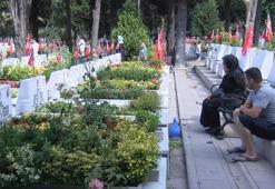 Edirnekapı Şehitliği’nde buruk bayram