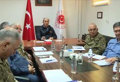 Bakan Akar sınır ötesi birliklere video konferansla bağlandı
