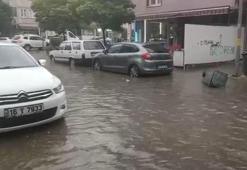 Bursa'da sağanak ve fırtına; ağaçlar devrildi, cadde ve sokaklar suyla doldu