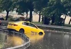 Şişli'de araçlar su birikintisinde mahsur kaldı